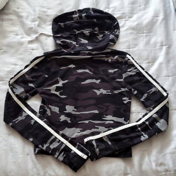 SWS/ACTIVE Cropped Camo Hoodie Pullover Size S (smaller fit) - Picture 10 of 10